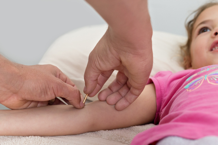 Acupuncture on Child using Teishin