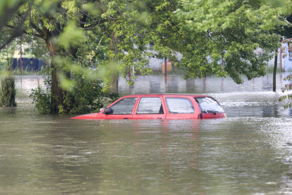 記録的な大雨から命を守るために車に常備すべきアイテムとは
