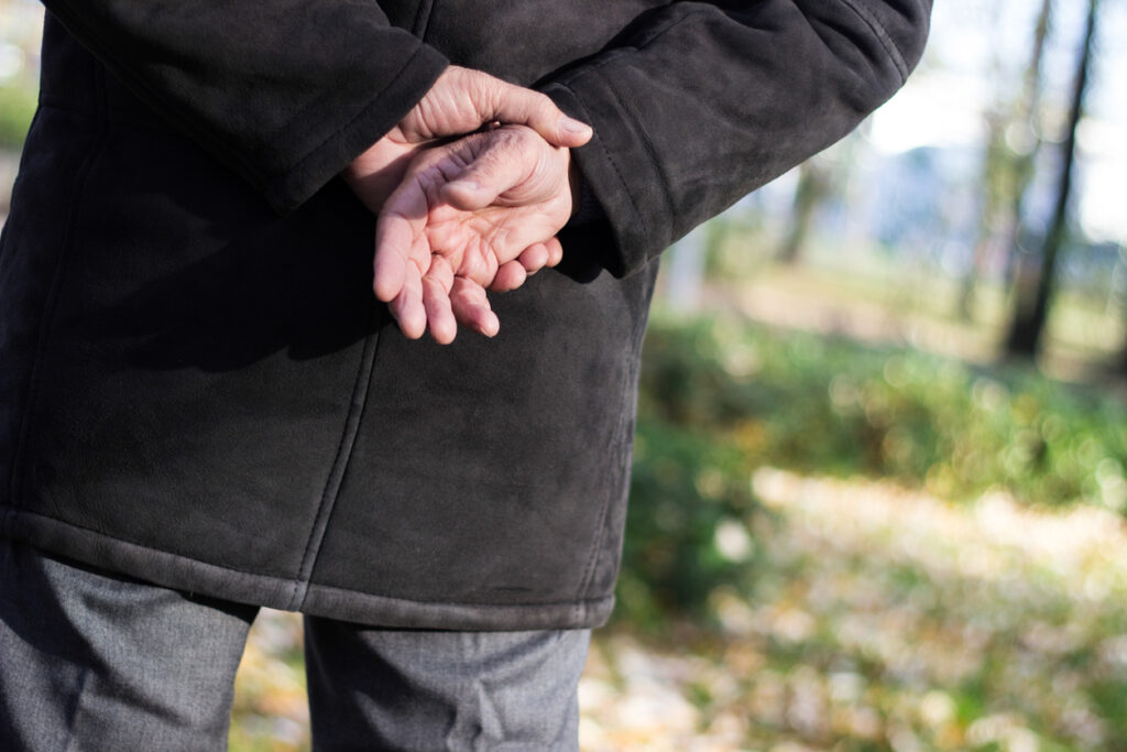 医師が警告　高齢者に増える危険な“後ろ手歩行”