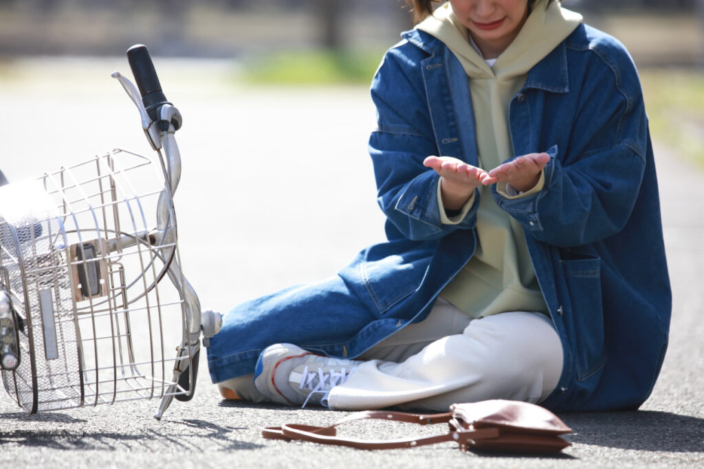 【医師が解説】「最近よく転ぶ」は年のせい？ 足腰だけでなく、脳にも目を向けてください